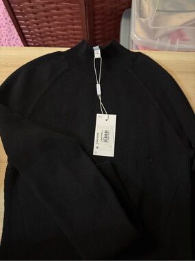 Derek Lam 10 Crosby
Kassandra Ribbed Mock Neck Top nwt black medium